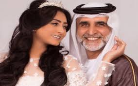 May 24, 2021 · تستعد الفنانة صمود الكندري لخوض تجربة الإخراج للمرة الأولى في مسلسل درامي يحمل اسم بين إيديك، وهو من إنتاجها المشترك مع المجموعة الفنية، وتأليف الكاتب عبد الله الرومي، وخلاله سيشارك الفنان حسين المنصور، والفنانة. Ù‡ÙŠÙØ§Ø¡ Ø­Ø³ÙŠÙ† ØªØ±Ø¯ Ø¹Ù„Ù‰ Ù…Ù†ØªÙ‚Ø¯ÙŠ Ø²ÙˆØ§Ø¬Ù‡Ø§ Ø¨Ù‚Ø§Ø±Ù‚ Ø§Ù„Ø¹Ù…Ø± Ø¨ÙŠÙ†Ù‡Ø§ ÙˆØ¨ÙŠÙ† Ø²ÙˆØ¬Ù‡Ø§
