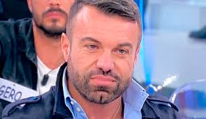Nel corso dell'ultima registrazione del trono over del popolare dating show, infatti, due protagonisti del parterre maschile avrebbero dato alfredo cerruti, cantante degli squallor, produttore discografico e autore tv, è morto all'età di 78 anni. 9jjfr5smqryajm