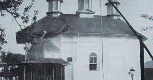 Iconostasul este sculptat in lemn de tei, iar la intrare, in partea exterioara este pictata icoana cu hramul bisericii schimbarea la fata. Biserica Cu Hramul Schimbarea La FaÅ£Äƒ De La MÄƒnÄƒstirea VÄƒratec Jud NeamÅ£