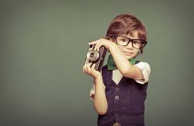 Möglichst ein cooles, originelles und ausgefallenes geschenk. Fotos Jungen Fotoapparat Kinder Hand Brille Farbigen Hintergrund
