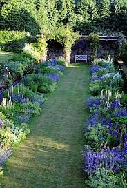 Blue And White Border Is Lovely But With My Penchant For Pink I Don T Know If I D Be Happy With The Blue Beautiful Gardens Cottage Garden Garden Design