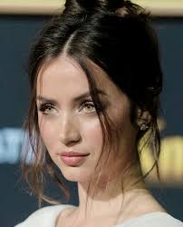 Några kändisar som jag tycker är snygga, men som jag inte tycker är lika  attraktiva som andra. Vem känner du likadant för? : r/VindictaRateCelebs