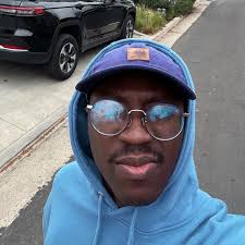 LA ! 1. 🔴🔵 2. moon 3. pov you saw us see you from across the bar 4. zach  w/ donuts, donuts w/zach 5. 🧢 6. plane 7. the kiki and bouba