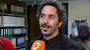 Agressieve Paus neemt wraak op neef Tia Alvarez