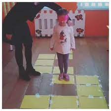 Juego De Orientacion Espacial Para Una Percepcion Auditiva Sensoria Juegos De Lateralidad Actividades De Orientacion Actividades Para Ninos Preescolar