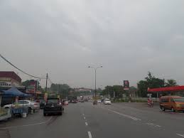 Akhir pekan tiba, pagi menyongsong, matahari perlahan terbit dari timur memancarkan sinar pelita, tentu menyenangkn dan bahagia bagi keluarga pak haris, terutama bayu. Ayer Hitam Wikipedia