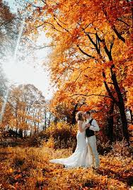 34 Photos That Ll Make You Want A Fall Wedding Fall Wedding Photography Outdoor Fall Wedding Fall Wedding Photos