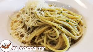 Se sono freschissime, lavorate entro 12 ore dalla cattura (il parassita non riesce in poche ore a penetrare nei muscoli del pesce) e viene aggiunto circa il 30% di sale del peso delle pesce non si corrono rischi. 323 Spaghetti All Acciugata Questa Si Che E Na Magata Primo Piatto Facile Semplice E Veloce Youtube