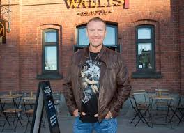 Gebürtig renny lauri mauritz harjola ist ein finnischer filmregisseur und filmproduzent. Muistatko Renny Harlinin Unelmaliitto Hollywood Tahti Geena Davisin Kanssa Paattyi Syrjahyppyyn Henkilokohtainen Sihteeri Tuli Raskaaksi Rennylle Seiska