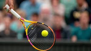 لماذا كرات التنس صفراء؟ وما سر الدور الغريب لمدربي اللعبة؟