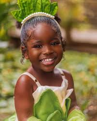 Moldura dente de leão, 2m x 1,40m, que transmite leveza e sofisticação para  qualquer ambiente. 🌿 E o melhor: também pode ser produzida sob medida,  especialmente para o seu espaço. 📍 Central