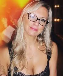 I'm single looking for a partner ❤️❤️, I know I'm an older woman, and maybe  I'm not as attractive as I used to be, but if anyone wants to meet me it