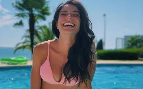 Laura lembrou a alegria, bondade, união, empatia e generosidade. Carolina Carvalho O Momento De Ternura Abracada A Filha De Mickael Carreira E Laura Figueiredo Video Nova Gente