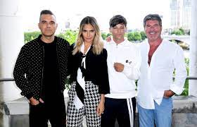 Des milliers de candidats sans limite d'âge (de 16 à 99 ans), seuls ou en groupe, sont auditionnés, sélectionnés, entraînés puis jugés par un jury composé de quatre professionnels du monde de la musique. X Factor Robbie Williams Und Ehefrau Sind Jetzt In Der Jury
