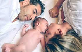 Puisque nous sommes tous les deux sous le même drap et me tournant le dos, il s'affaire à se donner du plaisir tout seul. Dormir Avec Bebe Un Frein A L Intimite Parents Fr