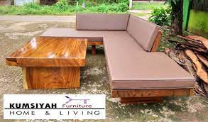 Kursi tamu jati terbuat dari material utama kayu jati yang tidak perlu diragukan lagi kualitasnya, selain sifatnya yang kuat dan tahan banting, kursi kayu jati juga memiliki banyak kelebihan jika dibanding jenis kursi kayu lainnya. Jual Meja Kursi Tamu Kayu Trembesi Solid Minimalis