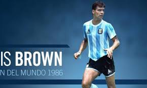 Diego maradona holds aloft the world cup trophy, 29 june 1986. Morreu Jose Luis Brown Campeao Do Mundo Pela Argentina Em 1986 Tvi24
