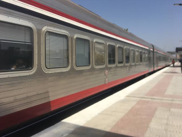 صور.. وزير النقل يستقل جرار قطار متجها للقاهرة بعد افتتاح محطة أبوتيج  بأسيوط - اليوم السابع