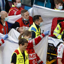 Выбежавшие на поле доктора сразу же приступили к спасению эриксена, а. Awyc2puihqjmm