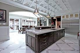 Modern kitchen cabinets are characterized by this sleek, more angular design with a simplicity in their doors and frames. Luxury Home Staging Modern Mansion Klassisch Kuche Toronto Von Lori Pedersen Home Staging Styling Houzz
