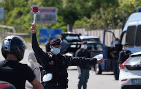 Zona rossa, natale con l'autocertificazione. Zona Rossa Cosa Si Puo Fare E Quali Sono I Negozi Aperti Il Riformista