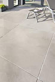Grossformatige Terrassenplatten In Moderner Optik Terrassenplatten Terrassenbelag Fliesen Terrasse