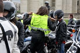 Le port du gilet est obligatoire lorsque le véhicule est immobilisé en cas d'urgence sur la voie publique. Gilet Jaune M Gueant Et Mme Merli Enfument Les Moto Magazine Leader De L Actualite De La Moto Et Du Motard