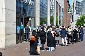 Maybe you would like to learn more about one of these? Beeld Gezellig Coronabesmetfeest Bij De Primark In Den Haag Het Nieuwe Normaal Thepostonline