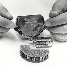 Hält ein herzschrittmacher bis zum lebensende oder ist häufiger ein chirurgischer eingriff notwendig, um einen batteriewechsel des. Herzschrittmacher Wikipedia