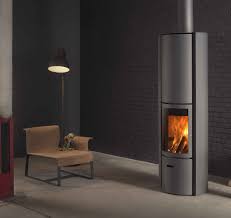 Esthétique et design avec des rendements pouvant atteindre les 95 %, le poêle à bois est en passe de devenir le système de chauffage le plus économique et le plus performant du marché. Art Du Feu Poeles A Bois