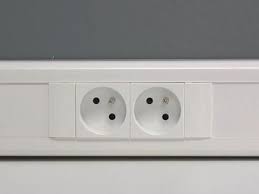 Installez Des Prises Sur Une Moulure Electrique Je Place Les Prises Que Je Veux Ou Je Veux Tutorial Diy Brico Moulure Electrique Moulure Prise De Courant