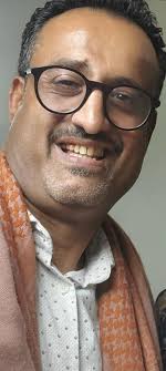 مليشات الحوثي الانقلابية تعين عبدالملك محمد المتوكل مدير عام مكتب الصحة  والسكان بمحافظة تعز في المناطق الخاضعة لسيطرة لا يروح حسكم بعيد. المتوكل هو  المعلول ابو الثوب والجنبية واللي بجواره الدكتور المتخصص