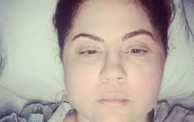 Após ser criticada por ganhar peso, mãe de Selena Gomez conta que esteve à  beira da morte: "Milagre estar aqui"