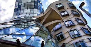 Dancing House Was Built Between 1994 And 1996 For An Insurance Company The Czech Architect Vlado Milunic With Canadian In 2020 Amazing Buildings Architecture Prague