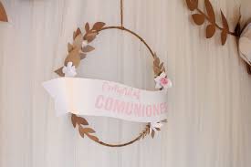 Invitaciones para comunión, souvenirs y señaladores personalizables para regalar e invitar para imprimir en casa o el trabajo. Photocall De Tul Y Flores De Papel