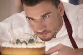 FETA, PESTO E UOVAIngredienti2 uova1 cucchiaio di pesto70 g di feta (va  bene anche la light)PaneSbriciola la feta in padella e cuoci fino a quando  non inizia a sciogliersi. Aggiungi ora il