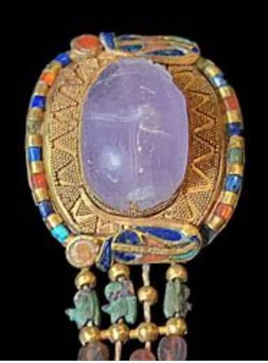 TESORO di TUTANKHAMON........... Questo capolavoro di braccialetto è stato  trovato nel bellissimo cofanetto in legno con il cartiglio di Tutankhamon  insieme ad altri gioielli di pregio. L'elemento principale è lo scarabeo,  realizzato