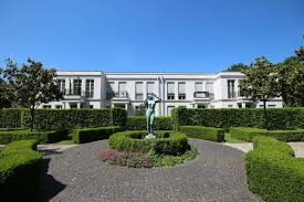 356 likes · 6 talking about this. Einzigartige Stadtvilla In Oberkassel Mit Einem Kunstvollen Sud West Garten Baum Immobilien Gmbh