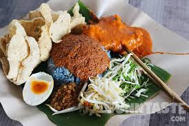 Hidangan ini berupa nasi dengan warna kebiruan yang berasal dari kelopak kembang telang. Food Review Nasi Pak Man Kota Damansara Petaling Jaya