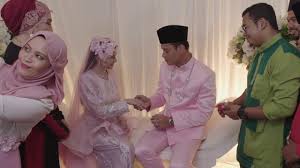 The drama tells a story of an adopted child in the family since his mother's death, firash. Lestary Cinta Lemon Madu Episod 2