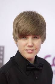The singer was sporting a white hoodie and a black cap. Der Popheld Vieler Junger Madchen Justin Bieber Stuttgarter Zeitung