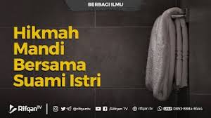 Kamar mandinya terletak di kamar tidurnya hingga ia tanpa ragu mulai melepas bajunya karena merasa aman berada di kamarnya sendiri. Hikmah Mandi Bersama Suami Istri Ustadz Farhan Abu Furaihan Youtube