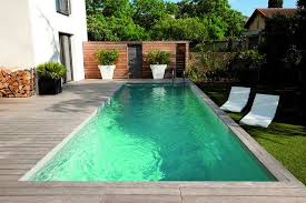 Une Piscine Desjoyaux Pleine De Poesie Avec Le Matelas Transat Blanc Costa Http Www Laboutiquedesjoyaux Fr Matel Piscinas Construccion De Piscinas Paisajes