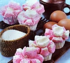 Baking powder, soda kue, dan ragi adalah tiga bahan yang biasa digunakan baik untuk memasak atau membuat kue maupun roti. Resep Dan Cara Membuat Kue Bolu Kukus Tanpa Mixer Yang Mengembang Mekar Dan Lembut Selerasa Com