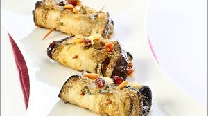 Come preparare le melanzane a beccafico per realizzare le melanzane a beccafico per prima cosa lavate e asciugate le melanzane, quindi tagliatele a fette spesse 1 centimetro 1 , dovrete ottenere circa 6 fette, riponetele in una ciotola cosparse con il sale 2 , copritele con pellicola 3 e lasciatele spurgare per 15 minuti, così rilasceranno la loro acqua. Ricetta Del Giorno Facile E Veloce Melanzane A Beccafico La Ricetta Tradizionale Youtube