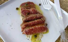 Salsa tonnata veloce, una salsa saporita e gustosa perfetta per insaporire uova, verdure, pesce e carne #salsa #tonnata #tonno #uova #maionese #ricette #recipes #gialloblogs #foodies. Tagliata Tonne Tratto Rosa