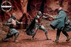The Mandalorian Fights Two Trandoshans In New Photo From Disney Star Wars Series Mandalorian Disney Star Wars Star Wars