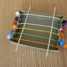 Musikinstrumente Und Andere Krachmacher Aus Einfachen Materialien Basteln Im Kidsweb De Musikinstrumente Basteln Instrumente Basteln Instrumente Fur Kinder