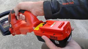 Black And Decker Hedge Trimmer Battery Replacement Black And Decker 18 Volt Cordless Hedge Trimmer 22 Inch Youtube