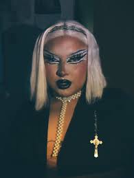 Been thinking about this makeup A LOT lately👀👀 • • • • #makeup #drag  #dragmakeup #mug #iconic